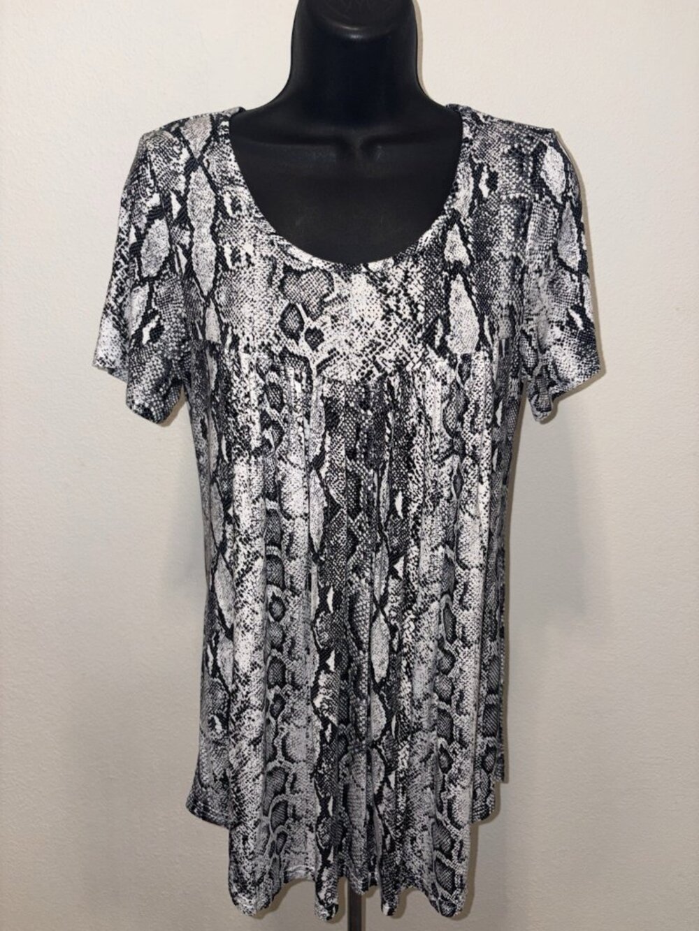 Your Style Women M Medium Snakeskin Print Pullover Tunic Blouse Short Sleeve